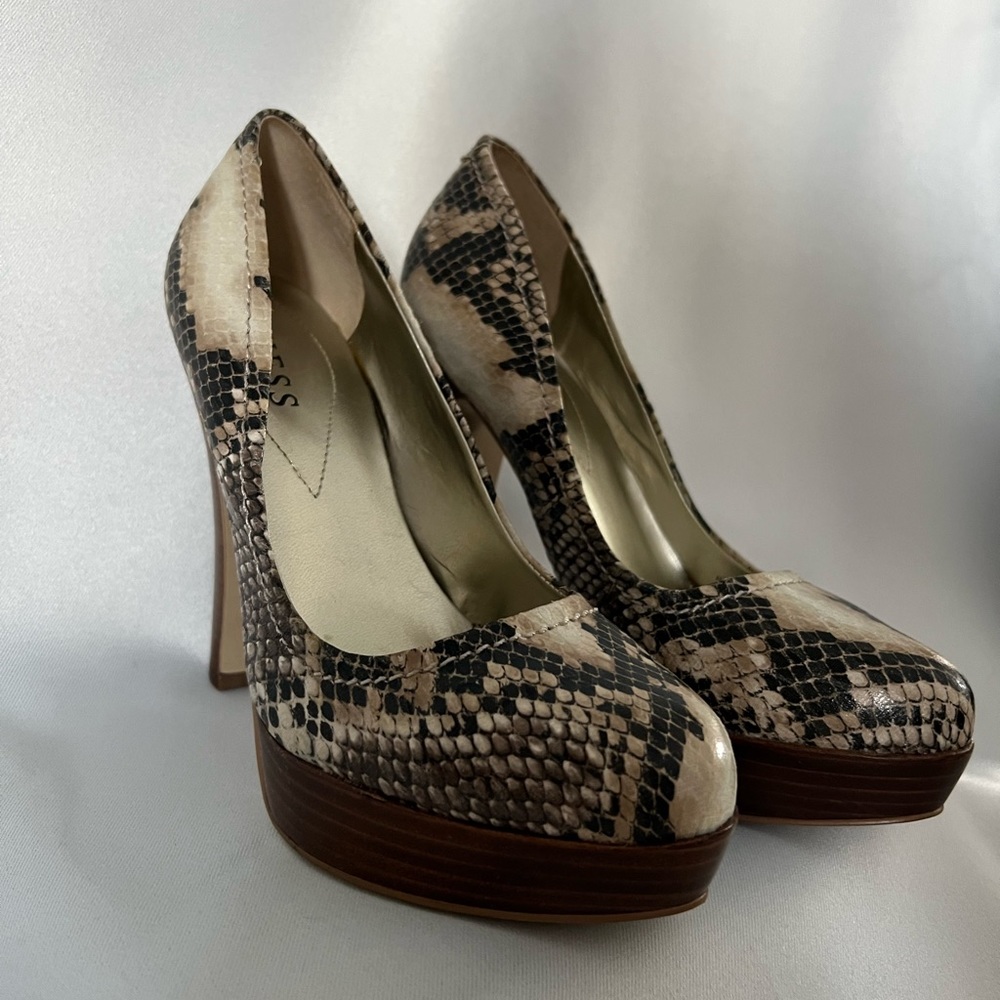 GUESS size 7 platform snake skin pattern heel. - Picture 4 of 6